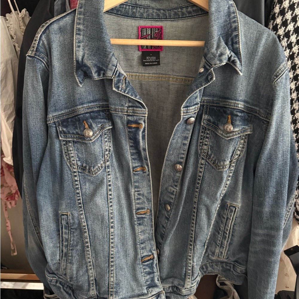 Torrid denim jacket size 1 (14/16) light blue wash like new
